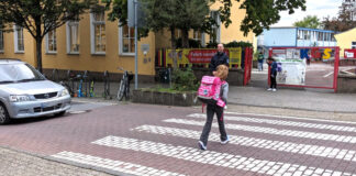 Ordnungsamt verstärkt präsent an Mettmanner Grundschulen Benjamin Nowak vom Mettmanner Ordnungsamt beim Einsatz vor der katholischen Grundschule in der Neanderstraße. Foto: Kreisstadt Mettmann