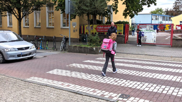 mettmann-schulstart-kontrollen Benjamin Nowak vom Mettmanner Ordnungsamt beim Einsatz vor der katholischen Grundschule in der Neanderstraße. Foto: Kreisstadt Mettmann