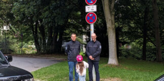Ordnungsamt kontrolliert vor Mettmanner Schule Bürgermeister André Bär und Benjamin Nowak vom Mettmanner Ordnungsamt im Gespräch mit einer jungen Schülerin der Otfried-Preußler-Schule. Foto: Kreisstadt Mettmann