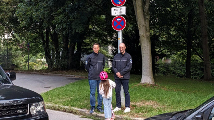 Bürgermeister André Bär und Benjamin Nowak vom Mettmanner Ordnungsamt im Gespräch mit einer jungen Schülerin der Otfried-Preußler-Schule. Foto: Kreisstadt Mettmann Bürgermeister André Bär und Benjamin Nowak vom Mettmanner Ordnungsamt im Gespräch mit einer jungen Schülerin der Otfried-Preußler-Schule. Foto: Kreisstadt Mettmann