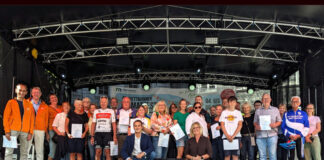 Urkunden für Mettmanns beste Stadtradler Auf der Heimatfest-Bühne wurden am Sonntag die aktivsten und erfolgreichsten Teilnehmerinnen und Teilnehmer beim diesjährigen Stadtradeln geehrt. Foto: Kreisstadt Mettmann