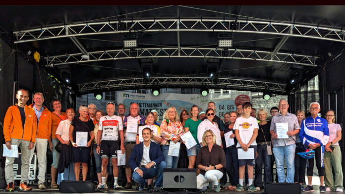 mettmann-stadtradeln-2026-urkunden Auf der Heimatfest-Bühne wurden am Sonntag die aktivsten und erfolgreichsten Teilnehmerinnen und Teilnehmer beim diesjährigen Stadtradeln geehrt. Foto: Kreisstadt Mettmann