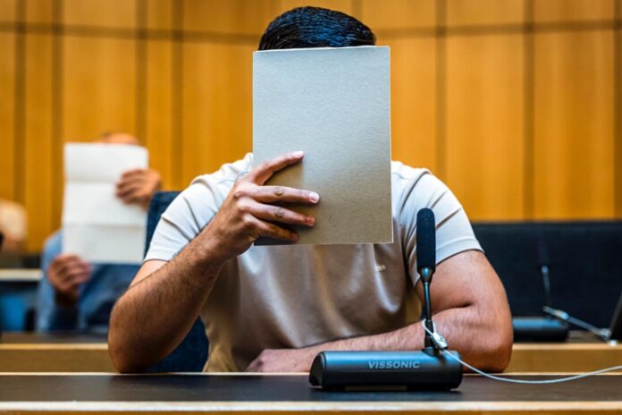 Prozess-Auftakt um Betrug durch falsche Bankmitarbeiter Die Bande war durch das sogenannte Phishing an Kontodaten ihrer späteren Opfer gelangt und hatte dann mehr als 180.000 Euro erbeutet. (Archivbild)