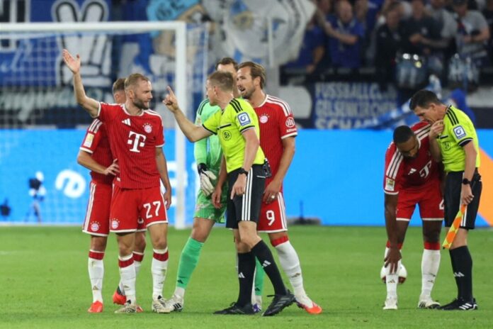 FC Schalke 04 - Bayern München Die Bayern-Spieler beschweren sich bei Schiedsrichter Robert Schröder.