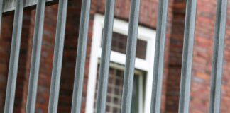 Opposition will Landtagskommission für Gefängnisse zurück Vergitterte Fenster an der JVA Duisburg-Hamborn. Hier war es zu einem spektakulären Ausbruch gekommen (Archivfoto)