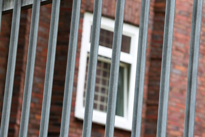 SPD und FDP wollen Vollzugskommission zurück Vergitterte Fenster an der JVA Duisburg-Hamborn. Hier war es zu einem spektakulären Ausbruch gekommen (Archivfoto)