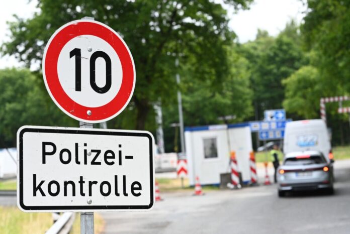 Verstärkung der Binnengrenzkontrollen Bei Kontrollen auf Autobahnen entdeckte die Polizei zwei mit Haftbefehl gesuchte Männer. (Symbolfoto)
