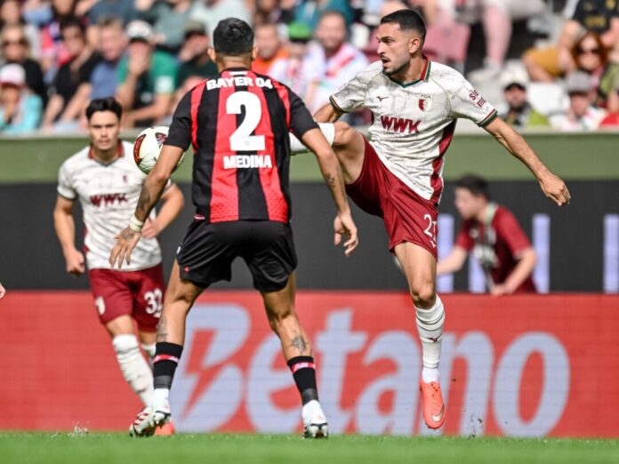 FC Augsburg - Bayer Leverkusen Leverkusens Facundo Medina (links) und Arijon Ibrahimovic vom FC Augsburg kämpfen um den Ball.