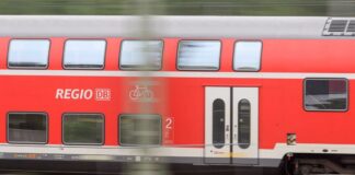 Schulklasse im Regionalexpress attackiert und belästigt Die Bundespolizei überwältigte einen alkoholisierten 18-Jährigen, der im Regionalexpress Jugendliche einer Schulklasse belästigt und körperlich angegriffen hatte. (Symbolbild)