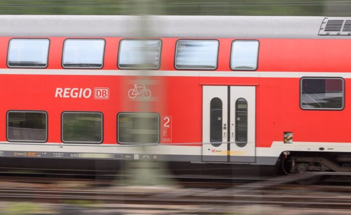 Schulklasse im Regionalexpress attackiert und belästigt Die Bundespolizei überwältigte einen alkoholisierten 18-Jährigen, der im Regionalexpress Jugendliche einer Schulklasse belästigt und körperlich angegriffen hatte. (Symbolbild)
