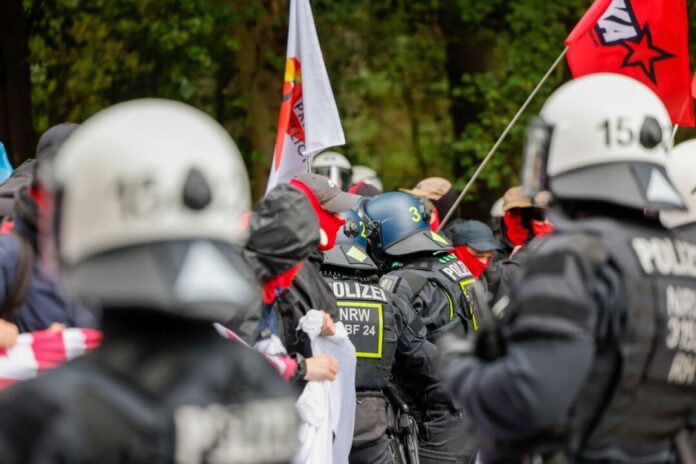 Blockade-Aktion von "Rheinmetall entwaffnen" Die Polizei hat am Donnerstagvormittag eine Blockade-Aktion vor einer Bundeswehr-Kaserne in Köln beendet.
