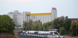Schiff steckt nicht mehr fest, aber Abfahrt verzögert sich Viel Schiff, wenig Wasser: Dieses Frachtschiff hatte sich auf einer Sandbank im Düsseldorfer Hafen festgefahren.