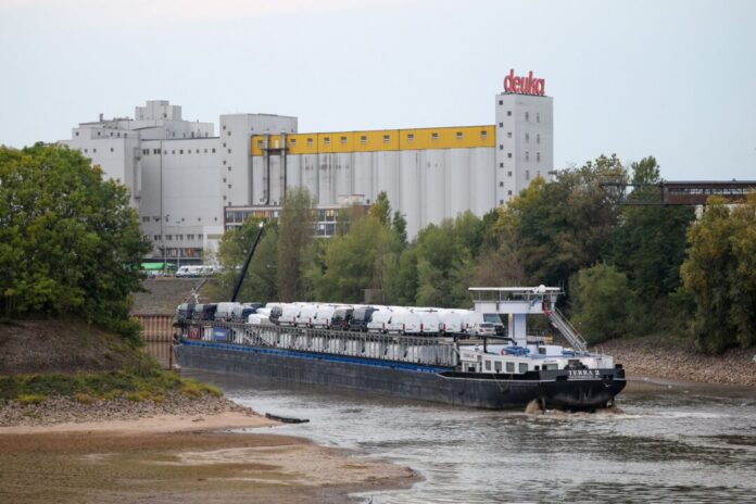 Frachtschiff fährt sich im Düsseldorfer Hafen fest Viel Schiff, wenig Wasser: Dieses Frachtschiff hatte sich auf einer Sandbank im Düsseldorfer Hafen festgefahren.