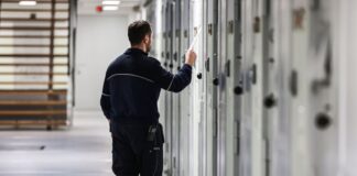 Tausende Handys in NRW-Gefängnissen entdeckt Ein Justizangestellter kontrolliert in der JVA Köln Zellen. (Archivfoto)
