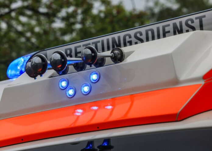 Rettungsdienst Bei dem Einsturz eines Baugerüsts im Zoo ist nach Polizeiangaben ein Mann schwer verletzt worden. (Symbolbild)