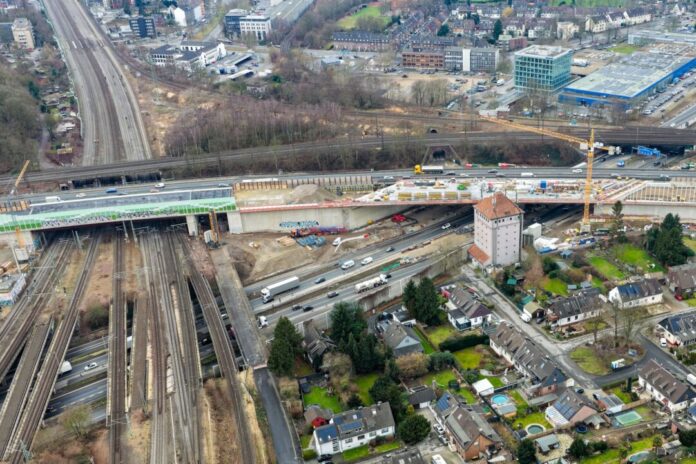 NRW will Sanierung maroder Brücken deutlich beschleunigen Ein Gewirr aus Brücken: Das Kreuz Kaiserberg in Duisburg. (Archivbild)