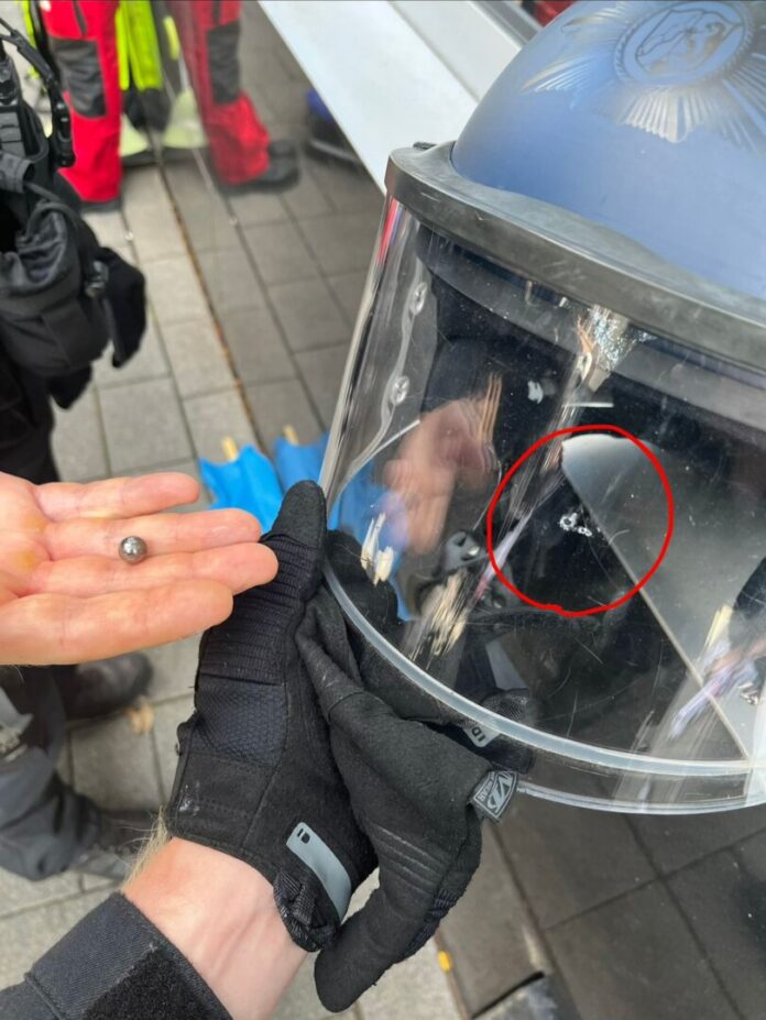 Mit Stahlkugeln beschossen - Elf verletzte Polizisten Die Helme der Einsatzkräfte wurden mit Stahlkugeln beschädigt.