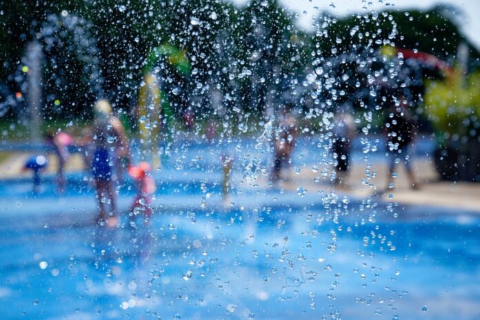 Wasserspielplatz Wer noch einmal ins Freibad möchte, sollte die Chance am Montag ergreifen. (Symbolbild)