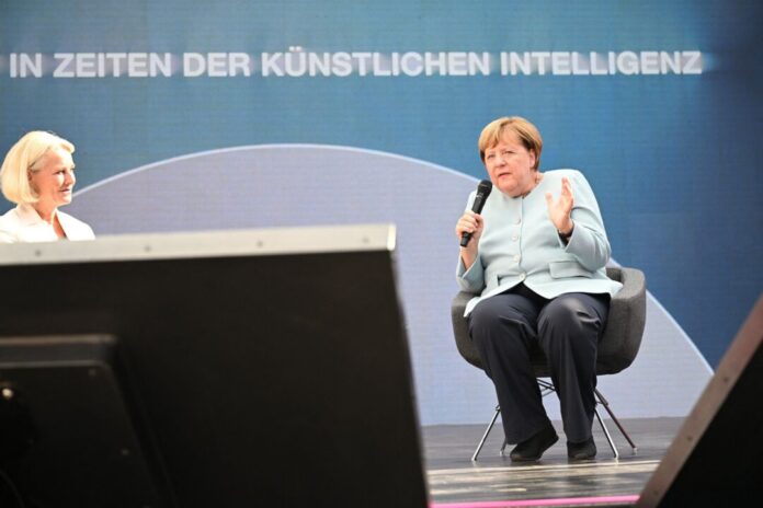 Angela Merkel Angela Merkel sieht KI positiv, hat aber auch Bedenken.