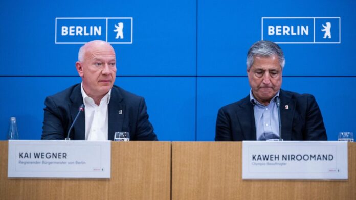 Pk zur Bewerbung Berlins für die Olympischen Spiele Berlins Regierender Bürgermeister Kai Wegner (l) und der Olympia-Beauftragte Kaweh Niroomand erklärten den Rückzug bei der Olympia-Bewerbung.