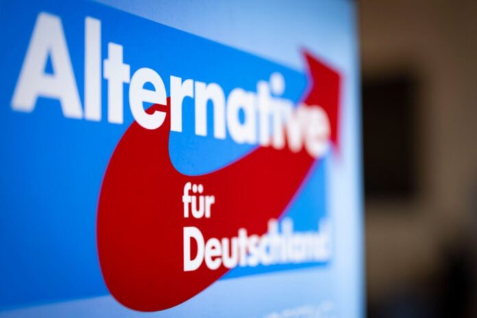 Aufsteller mit dem Schriftzug «Alternative für Deutschland» Die AfD NRW hat Pläne für den Ankauf einer Halle vorerst aufgegeben.(Symbolbild)