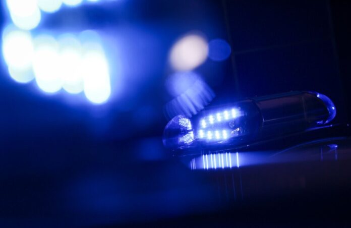 Blaues LED-Licht auf Funkstreifenwagen Die Polizei war zur Unfallaufnahme vor Ort. (Symbolbild)