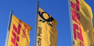 Deutsche Post verschwindet aus Konzernnamen Eine Deutsche-Post-Fahne an der Konzernzentrale umrahmt von DHL-Fahnen. So soll es bleiben.