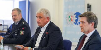 Bergheim: Ermittler finden sechs Abschussvorrichtungen In einer Pressekonferenz berichten Michael Esser, Leitender Kriminaldirektor der Polizei Köln (Mitte) und Ulrich Bremer, Oberstaatsanwalt der Staatsanwaltschaft Köln (rechts) über den Stand der Ermittlungen.