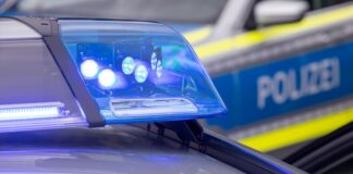 Mann bei Messerangriff in Wohnung lebensgefährlich verletzt Ein 46-Jähriger wird in einer Wohnung mit einem Messer angegriffen und lebensgefährlich verletzt. (Symbolbild)