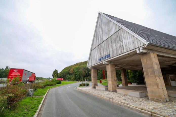 Ungewöhnliche Denkmäler in NRW Nebenan donnert der Verkehr, drinnen gibt es Ruhe und Entschleunigung: Die denkmalgeschützte Autobahnkapelle Hamm-Rhynern an der A2 war früher einmal Tankstelle.