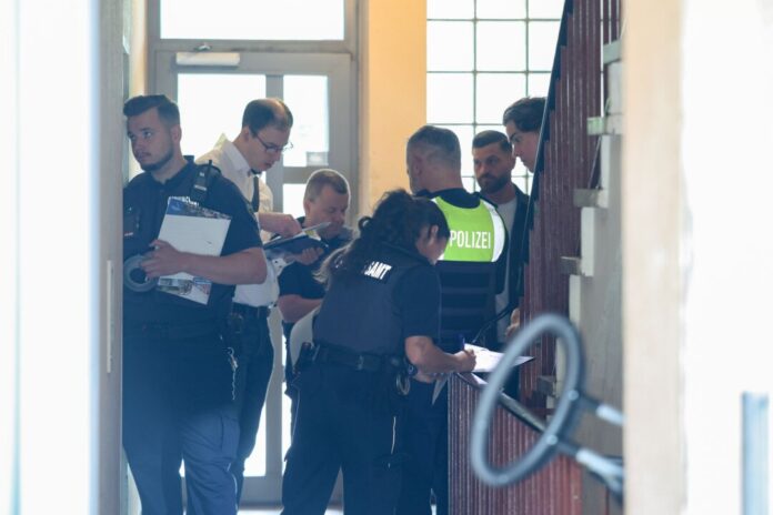 Kontrollaktionen in mehreren NRW-Städten Kontrollen in Problemimmobilien: Behörden und Polizei suchen wieder nach Mietwucher und Sozialbetrug. (Archivbild)