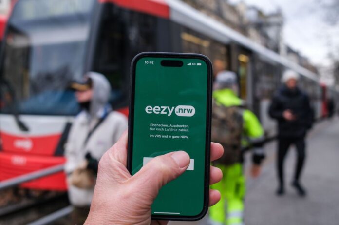 App für den Digitaltarif eezy.nrw Einchecken und losfahren: Mit dem Eezy-Ticket wollen Land und Verkehrsverbünde den ÖPNV für Gelegenheitsnutzer einfacher machen. (Archivbild)