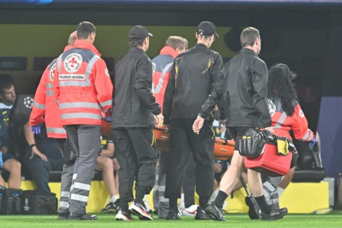 Borussia Dortmund - FC Villarreal Konstantinos Karetsas wurde zu weiteren Untersuchungen ins Krankenhaus gebracht.