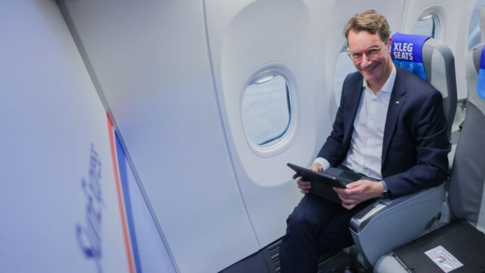 Ministerpräsident Wüst reist in die Türkei Wüst brach am Morgen mit einer großen Delegation in einem Linienflieger von Düsseldorf nach Ankara auf.