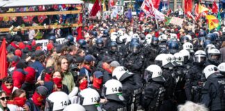 Polizei stoppt Teil von Protestzug gegen Rheinmetall in Köln Teile des Protestzugs gegen Rheinmetall in Köln wurden von der Polizei gestoppt.