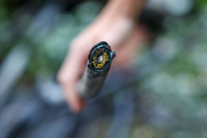 Bahnkabel in Gelsenkirchen beschädigt Entlang der Strecke seien mehrere Kabel durchtrennt worden, so die Polizei.