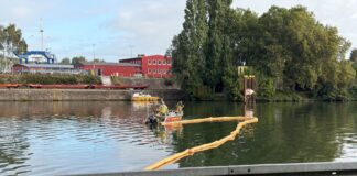 Rhein-Herne-Kanal wegen Öl-Verunreinigung gesperrt Die Feuerwehr legt Ölsperren auf dem Rhein-Herne-Kanal aus - inzwischen ist die Wasserstraße wieder frei.
