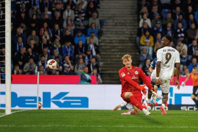 Arminia Bielefeld - FC St. Pauli Abdoulie Ceesay erzielt für den FC St. Pauli den Ausgleich zum 2:2.