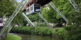 Freifahrt und Familienfest zum Schwebebahn-Jubiläum Eine Schwebebahn fährt über der Wupper. (Archivbild)