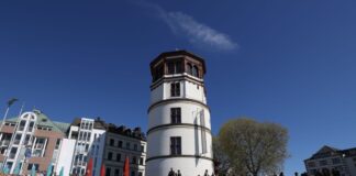 Jude am Rheinufer verletzt – Polizei sucht weiter Zeugen Am Rheinufer in Düsseldorf. (Archivbikd)