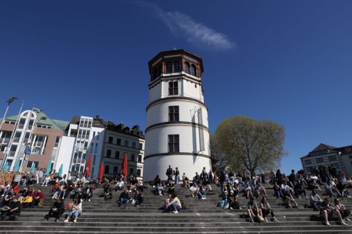 Rheinufer in Düsseldorf Am Rheinufer in Düsseldorf. (Archivbikd)