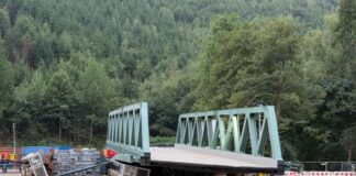 Nach Unfall mit riesiger Brücke: Bahnstrecke weiter gesperrt Die 330 Tonnen schwere Brücke ist abgesackt - die Bergung ist nun aufwendig. (Archivbild)