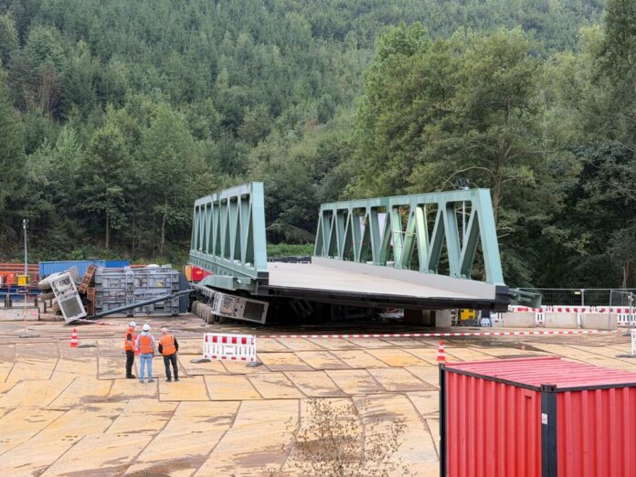 Stahlbrücke kippt zu Boden - Bahnstrecke bleibt weiter gesperrt Die 330 Tonnen schwere Brücke ist abgesackt - die Bergung ist nun aufwendig. (Archivbild)