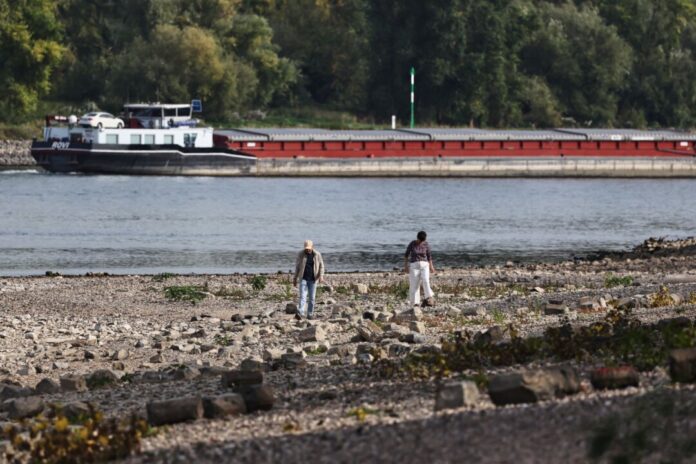 Niedrigwasser am Rhein in Köln Spaziergänger am Rheinufer in Köln. Die kommenden Tage in Nordrhein-Westfalen werden noch einmal warm.