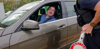 Wie ein Arzt mit Dobrindts Grenzkontrollen hadert Der Arzt Sören Gärtner wird auf der Rückfahrt von seinem Arbeitsplatz in Heerlen an der deutsch-niederländischen Grenze von Bundespolizisten kontrolliert.