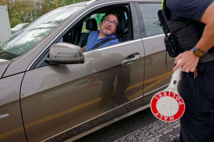 Längere Fahrzeiten für Pendler wegen Grenzkontrollen Der Arzt Sören Gärtner wird auf der Rückfahrt von seinem Arbeitsplatz in Heerlen an der deutsch-niederländischen Grenze von Bundespolizisten kontrolliert.