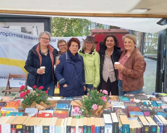 Die engagierten Frauen an ihrem Bücherstand: 400 Euro kamen am Ende für den guten Zweck zusammen. Foto: Soroptimist International Club Heiligenhaus-Velbert Die engagierten Frauen an ihrem Bücherstand: 400 Euro kamen am Ende für den guten Zweck zusammen. Foto: Soroptimist International Club Heiligenhaus-Velbert