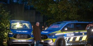 Größerer Polizeieinsatz mit Hubschrauber an Stromanlage Mehrere Polizeiautos eilten am Abend herbei.