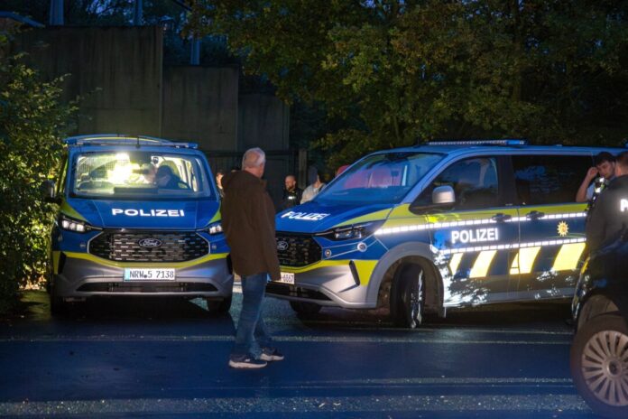 Polizeieinsatz mit Hubschrauber an Stromanlage in Hamm Mehrere Polizeiautos eilten am Abend herbei.