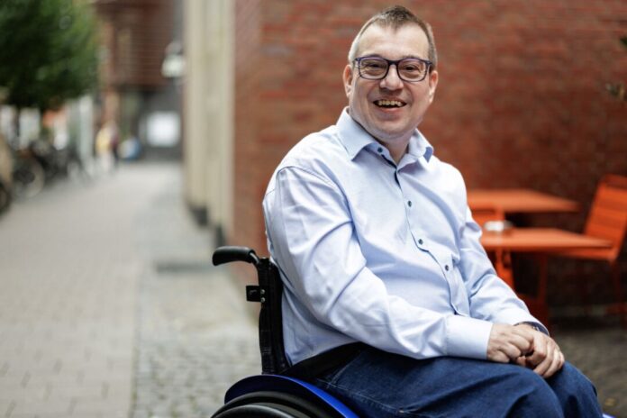 Arbeitsgericht verhandelt Mindestlohn für Behindertenwerkstatt Jürgen Linnemann klagt vor dem Arbeitsgericht in Münster auf Zahlung des Mindestlohns für seine Arbeit in einer Werkstatt für Behinderte.